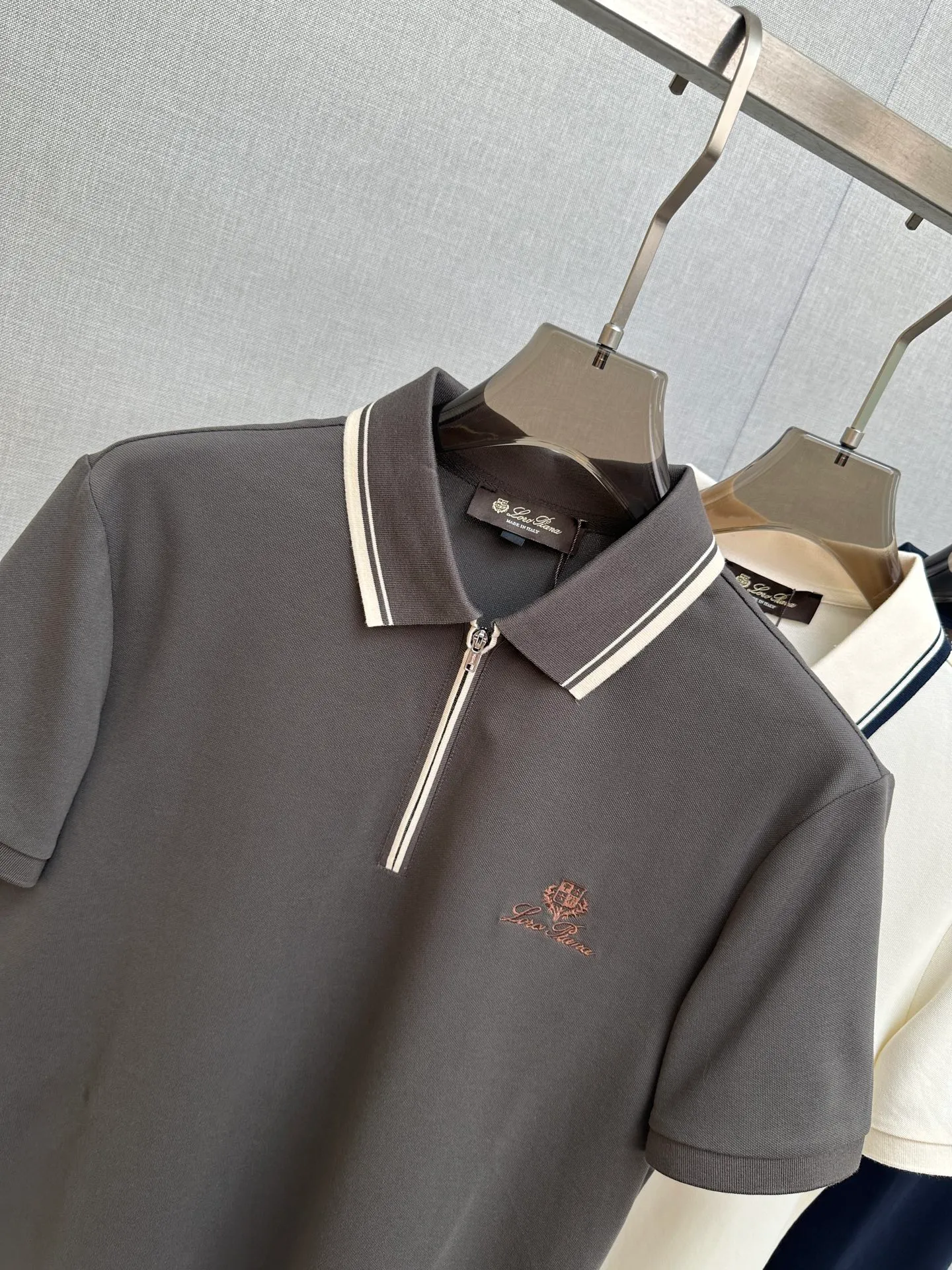 LP Spring and Summer New Arrival's first counter is the latest New Arrival lapel short-sleeved, refreshing and breathable. Premium customized design, avant-garde and fashionable! The brand logo is designed with heavy craftsmanship. It feels soft. It is comfortable to wear. It has exquisite counter-level stitching. It has fine workmanship. The upper body effect is incomparably handsome! A must-have item for a stylish man! Sizes:M-3XL